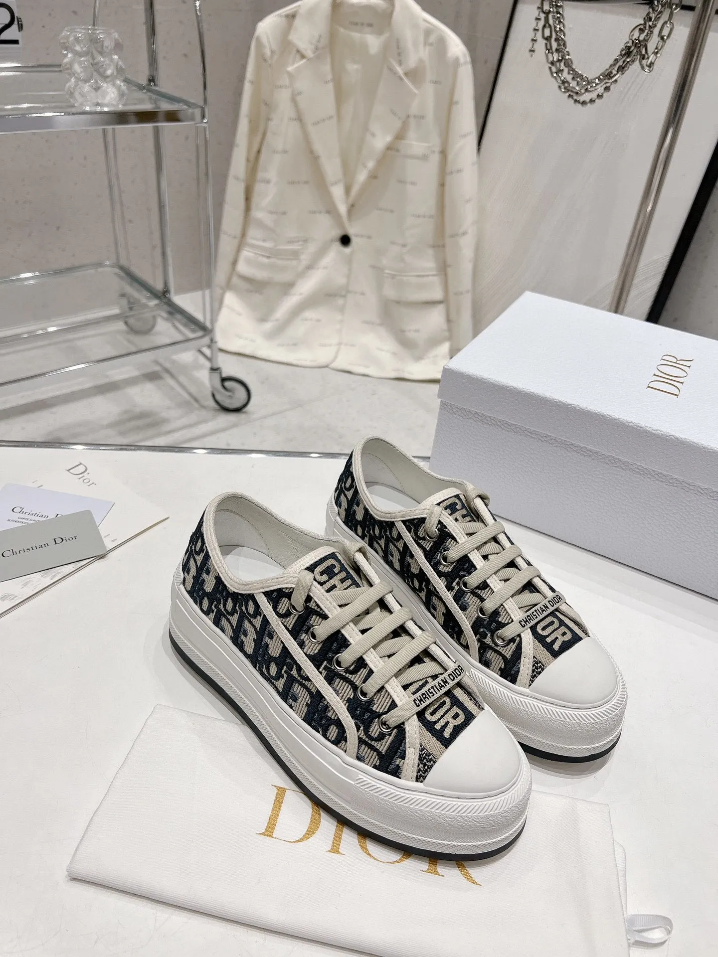 👟👟Ex-factory price 520👟👟 Women's Shoes Women's Clothing Women's Shoes Women's Clothing Women's Shoes Women's Clothing Women's Shoes Factory Dior Dior Walk'n Series Presbyopia Embroidery Thick-soled Canvas Shoes Casual Sports Shoes Original Purchase Development Production This Walk'n'Dior thick-soled sneaker is a fashionable item that enhances the style of the series. Oblique printed cotton embroidered upper with comfortable platform sole, tongue and Christian Dior 👟👟 ex-factory aris signature laces. Can add fashionable temperament to all kinds of casual looks ▪️Fabric: Original customized imported Oblique printed embroidery ▪️Inner lining: Imported soft sheepskin lining ▪️Outsole: Original exclusive molded T👟👟Factory price U material ▪️Sole thickness: 4.5CM ▪️Size: Women's 35-40